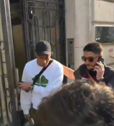 Las imágenes que confirman el romance entre Mbappé y Ester Expósito: fueron captados en un jet privado en Madrid