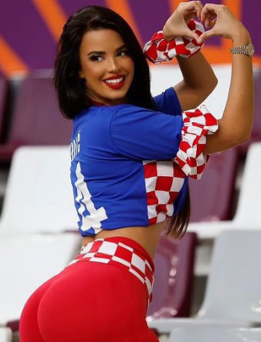 La croata que desafió las normas de Qatar explota las redes con sus fotos en Navidad: ‘‘¿Qué encontraste debajo del árbol?’’