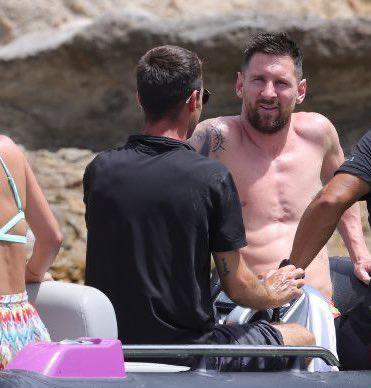 Antonela Roccuzzo deslumbra: Así son las vacaciones de Lionel Messi en Ibiza; Esta famosa pareja los acompañó