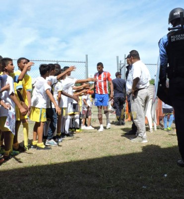 FOTOS: El caluroso recibimiento que tuvo Olimpia en Roatán. ¿Y el camerino?