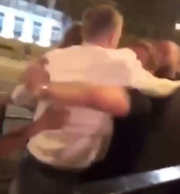 ¡Escándalo! Portero inglés involucrado en pelea callejera por defender a su novia