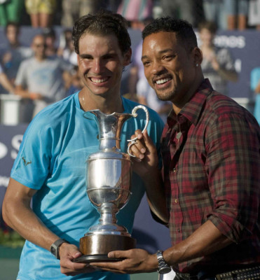 Nadal y Djokovic cierran gira con show de tenis y fútbol en Argentina.