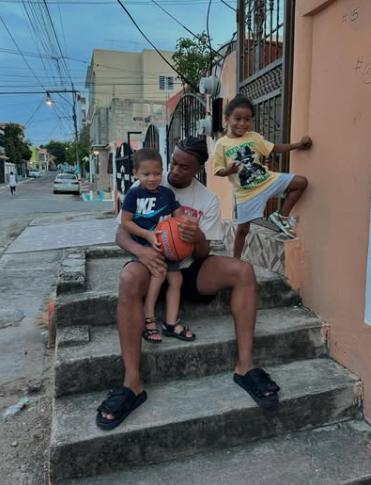 Bonitas vacaciones: futbolistas del Barcelona fueron captados a bordo de un yate lleno de mujeres