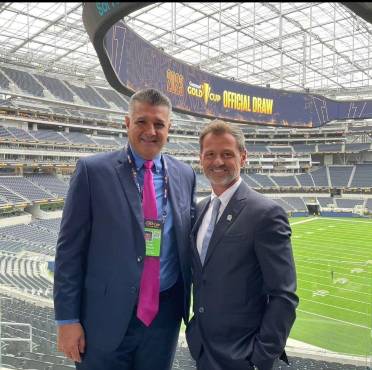 Diego Vázquez sonriente al lado del entrenador de la selección de México, Diego Cocca.