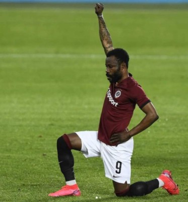 Todo un misterio: Guélor Kanga, el futbolista africano que nació en 1990... ¡pero su madre falleció en 1986!