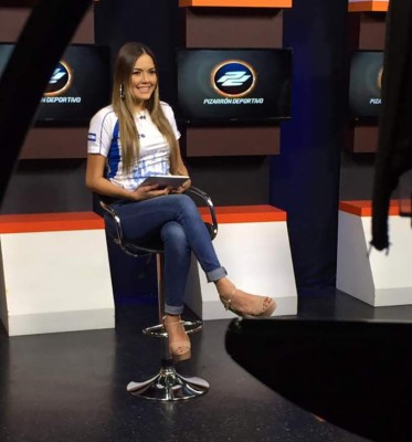 FOTOS: La guapa modelo y periodista salvadoreña que apoya la selecta