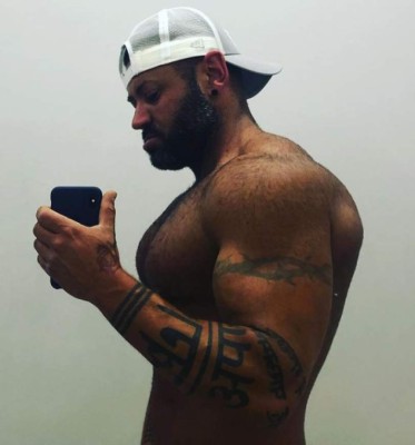 Un culturista se aplasta las piernas, le explotan las venas y Alexa de Amazon le salva la vida