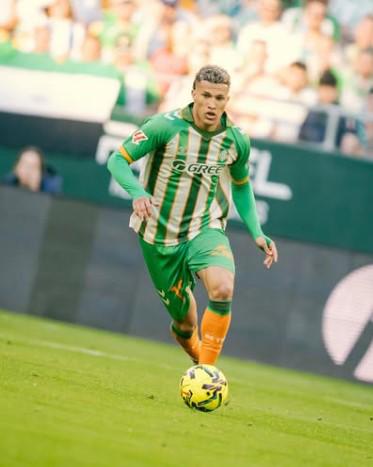 Escándalo en LaLiga: lo borraron'' del equipo por salir con la hija de una leyenda del club