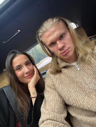 La novia de Haaland que lo conquistó con un mensaje: ¿por qué ocultan a su hijo?