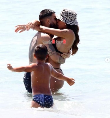 Picantes fotos: Ganaron la Eurocopa y se llevaron a sus infartantes mujeres de vacaciones