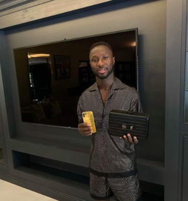 La nueva moda de los futbolistas: Presumen tener celulares bañados en oro&nbsp;&nbsp;