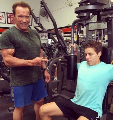 Tras los pasos de su padre: El tremendo físico del hijo de Schwarzenegger, hincha del Barcelona&nbsp;&nbsp;