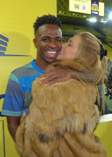 La novia de Vinicius sorprende besando a otro hombre en el cierre de su programa: así reaccionó el brasileño