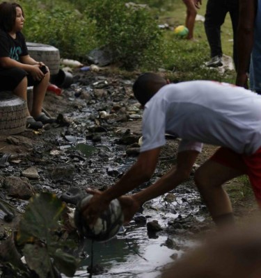 FOTOS: Así es un partido en un bordo de Honduras