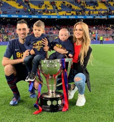 Fiesta, cariño y muchas fotografías: Así celebraron las parejas de los jugadores del Barcelona el título Liga &nbsp;&nbsp;