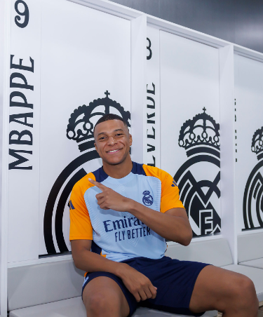 Mbappé con sus nuevos compañeros del Real Madrid: abrazo de Ancelotti, las risas y los mensajes de bienvenida