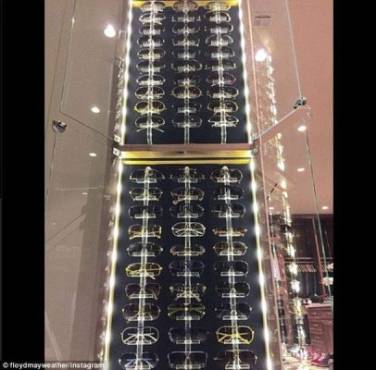 Gran cantidad de lentes que tiene el pugilista.