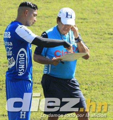 Risas, bromas y pláticas individuales de Pinto en el último entreno de Honduras