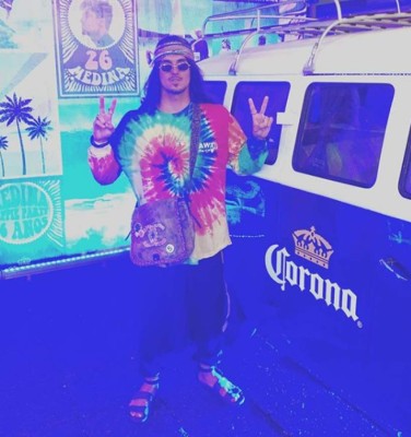 Neymar se viste de 'hippie' para celebrarle el cumpleaños a un amigo surfista en plena navidad