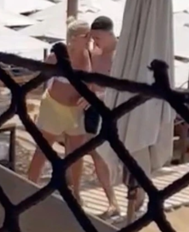 Le revisó el celular y explotó: crack del Manchester City es expulsado de un club de playa tras pelearse con su novia