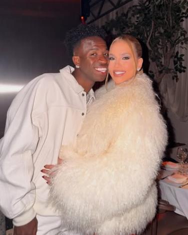 Vinicius con su hermosa novia: así recibieron el 2026 los cracks y Dembélé presume sus títulos