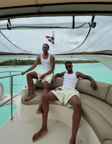 Bonitas vacaciones: futbolistas del Barcelona fueron captados a bordo de un yate lleno de mujeres