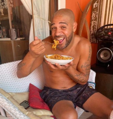 Así es la nueva vida de Adriano: vende su mansión por una millonada y se muda a un hotel; solo se llevó sus trofeos