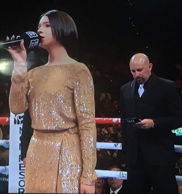 Ángela Aguilar, la mariachi mexicana que se robó el show en la pelea de Canelo Álvarez&nbsp;&nbsp;&nbsp;
