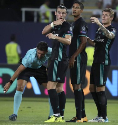 LO MÁS CURIOSO: ¿Qué hacía CR7 en la banca? el frío saludo de Mourinho con los madridistas