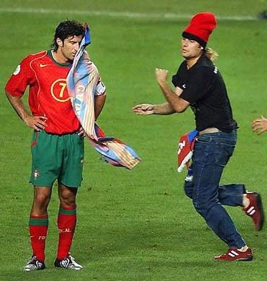 Las terribles imágenes que dejó la traición de Figo al Barcelona