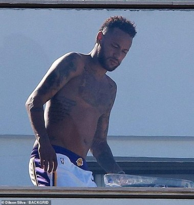 Entre cervezas y amigos, así son las vacaciones de Neymar en Río de Janeiro