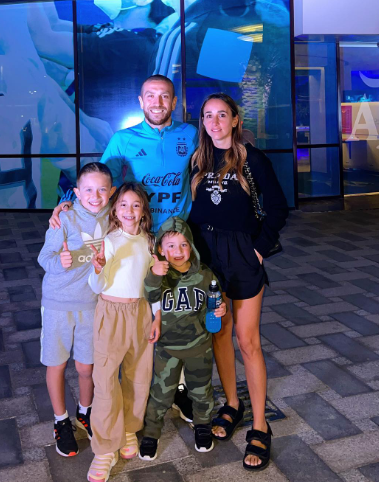 Besos y mucho amor tras sufrida clasificación: jugadores de la selección argentina recibieron a sus esposas en la concentración