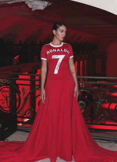 Georgina Rodríguez sorprendió en París con su atuendo: le rinde homenaje a Cristiano Ronaldo y la declaración de amor
