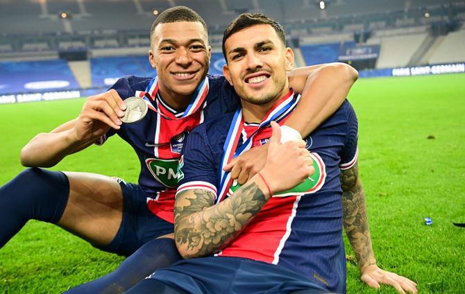 Mbappé y Leandro Paredes celebrando juntos uno de los títulos con el PSG.