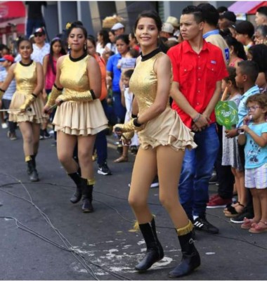 Flashazos: Derroche de belleza y caos en desfiles del 15 de septiembre en Honduras
