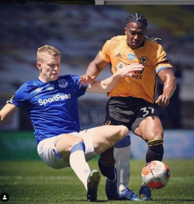 Se le ofrece ante todos: La propuesta indecente de una presentadora española a Adama Traoré