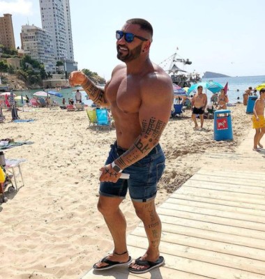 Un culturista se aplasta las piernas, le explotan las venas y Alexa de Amazon le salva la vida