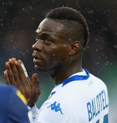 FOTOS: La bronca y el desconsuelo de Balotelli tras ser víctima de racismo en Italia