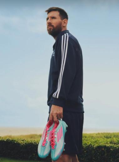 Messi presentó sus nuevos botines y los únicos 10 jugadores que podrán usarlos: ¡uno del Barcelona!