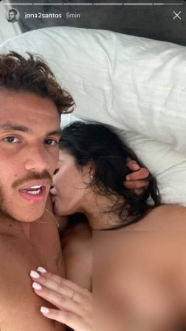 La foto de Jonathan dos Santos con una chica que aparentemente subió a su Instagram por error
