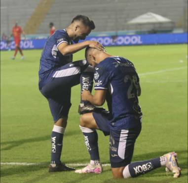Jhon Kléber le agradece al Droopy Gómez el tremendo pase para que se estrenara como goleador en Honduras.