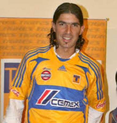 'El loco' Abreu impone récord Guinness tras vestir 26 camisetas distintas en su carrera