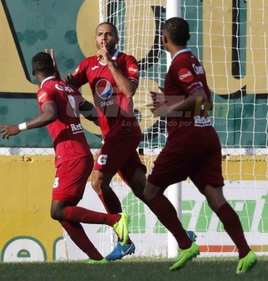 NO VISTE EN TV: El festejo de Platense y Diego Vazquez terminó bañado