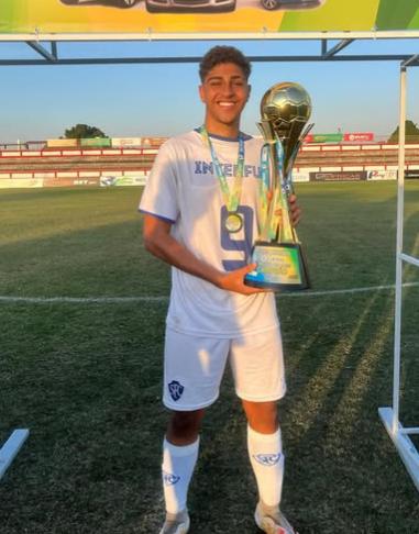 Hijo de Adriano firma su primer contrato en Europa: el club que lo fichó y el increíble parecido con su padre