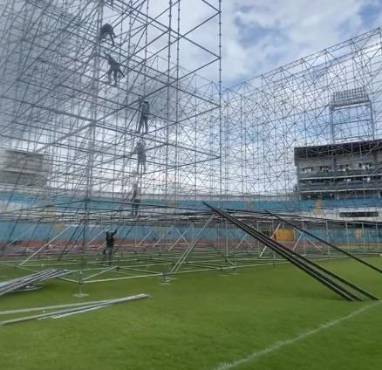 La tarima desmontable se colocó en una de las cabeceras del recinto sampedrano. Foto: Cortesía.
