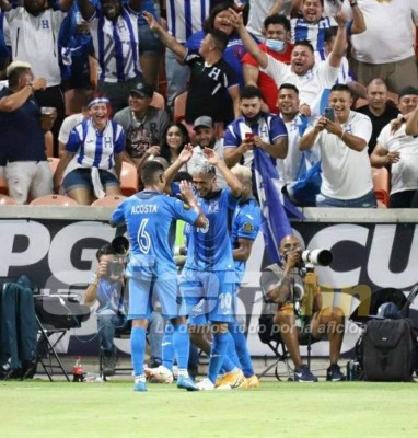 Invasión de hinchas a la cancha, familias reunidas y bellas chicas en el Honduras-Panamá