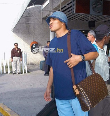 Los celulares, lentes, bolsos y ropa... ¡Así era la moda de los futbolistas hondureños hace una década!