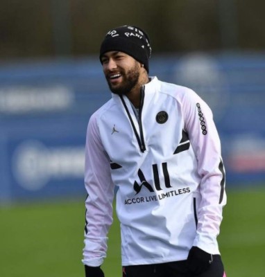 Neymar intenta ligar con la hermosa novia de famoso futbolista italiano; el nuevo lío del brasileño