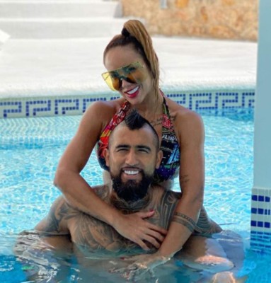 La hermosa novia de Vidal explota tras el 8-2 del Bayern Múnich y sale en defensa de su pareja