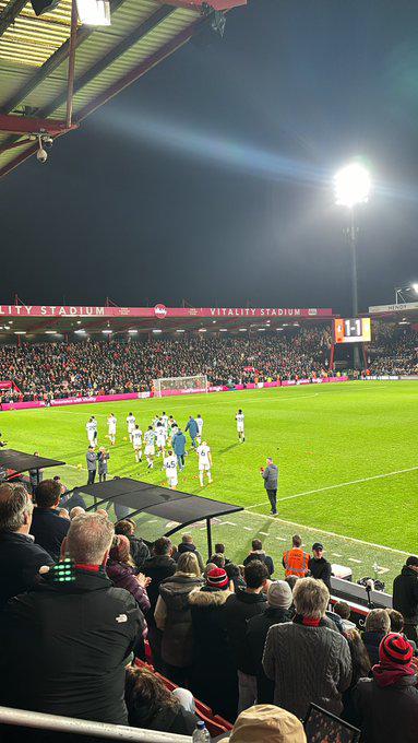 ¡Terrorífico momento! Así se desplomó jugador de la Premier League y esto dicta el parte médico (FOTOS)